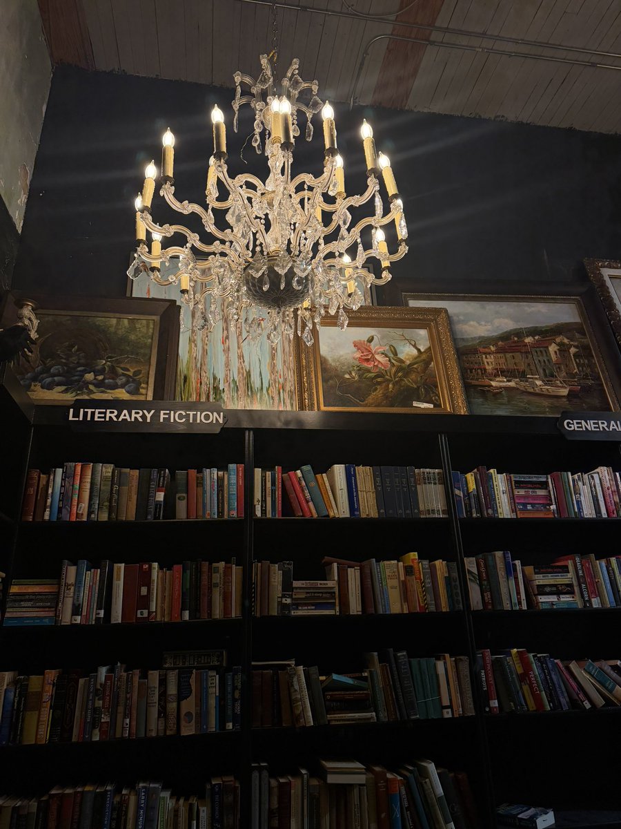 ang1ees33's tweet photo. Antique shops ily https://t.co/EOAvVMXfOv