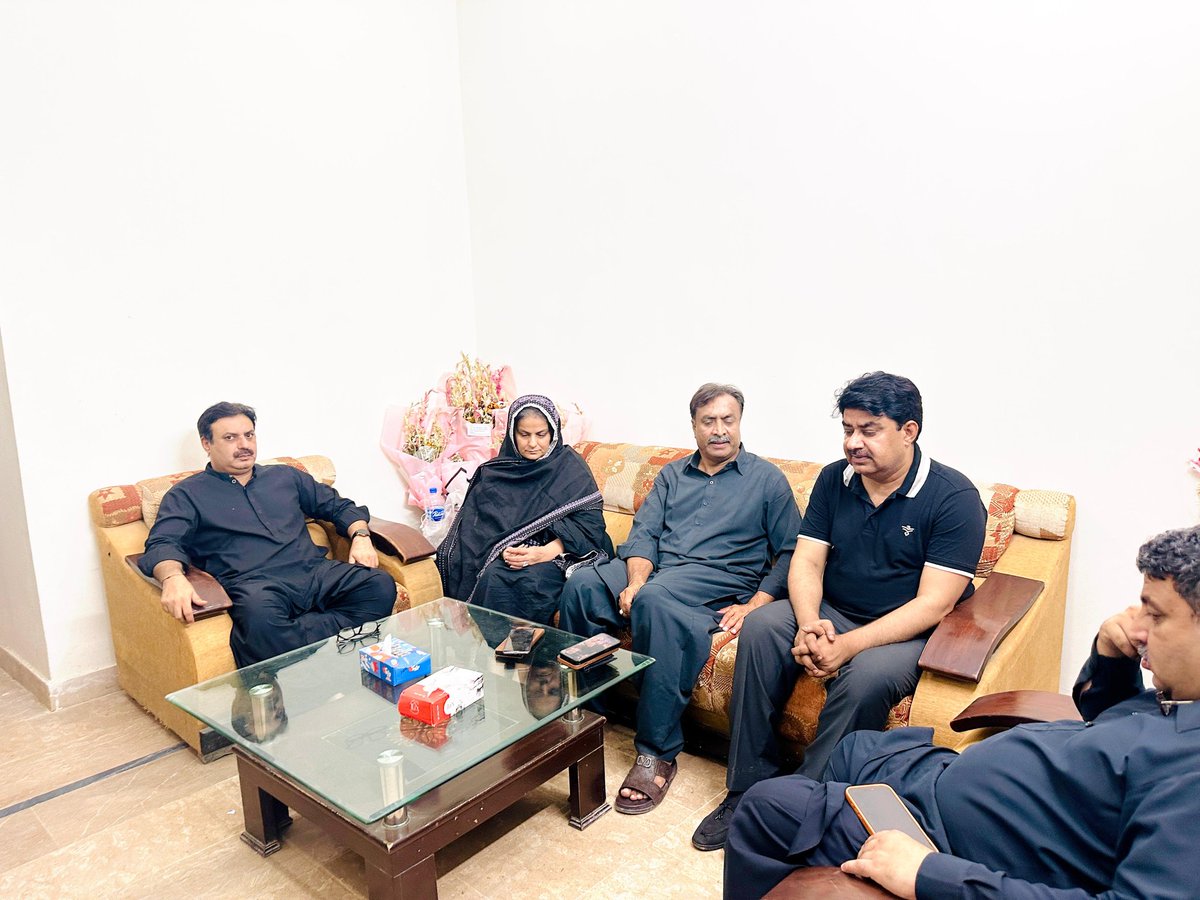 KandhroBil45617's tweet photo. Media Cell, along with @FidaHussainPPP, Deputy Information Secretary Hyderabad @AssadAbro and his brother, visited Karachi and met the family of the late @SabaHyder1, expressing deep sorrow, condolences, and prayers for her forgiveness and elevation. 🤲 https://t.co/40gG7Z9cLO