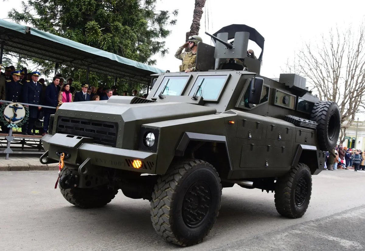 marcoscasas_ok's tweet photo. “Sacar los militares a la calle” o “es revivir el plebiscito de Vivir Sin Miedo”, son comentarios que poco tienen que ver con la realidad. Por partes:

1. Los militares no van a estar “en la calle” ni van a intervenir en los operativos: sí las unidades especializadas de la policía. Es soporte logístico para operativos policiales. Tan logístico que no intervienen más que al volante.

2. Van a estar conduciendo un blindado porque los que tiene hoy la policía los cagan a tiros las bandas criminales y no duran 24h sin ir al taller. Llegó a haber uno solo operativo. Si el problema es que la policía use blindados, ya los usaba, ahora tendrá mejores.

3. “Vivir Sin Miedo” impulsaba una Guardia Nacional militar que se encargaría de la seguridad interna. Entre choferes verdes encerrados y un cuerpo Guardián armado en la calle hay un Larrañaga de diferencia.

4. Cuando no había helicópteros de la policía para intervenir en grandes operativos contra grupos narco el soporte logístico lo hacían pilotos de la FFAA en sus aeronaves. Nunca escuché indignación al respecto.

5. Militares ya custodian cárceles y fronteras, en el último caso, casi sin coordinación con el Ministerio de Interior. Es una tarea mucho más arriesgada y sin mando policial. Pero esto pasa hace años.

Hay que dejar de pensar que nos enfrentamos a unos bambis con Glocks. Las bandas tienen zonas tomadas donde los laburantes son rehenes de sus reglas y la policía tiene dificultades para ingresar.

El narcotráfico hoy paga con armas de guerra a las bandas locales por el acopio y la logística del contrabando por la hidrovía. Su poder de fuego aumentó mucho y ceder acá es subestimar a lo que nos enfrentamos.

No estaba en el programa del FA, es cierto. Tampoco Carlos Negro, un ministerio multipartidario y la creación de un Plan Nacional de Seguridad. Tampoco el 1%.

Ahora que cayó una buena iniciativa de infraestructura para combatir al narcotráfico, toca bancar.