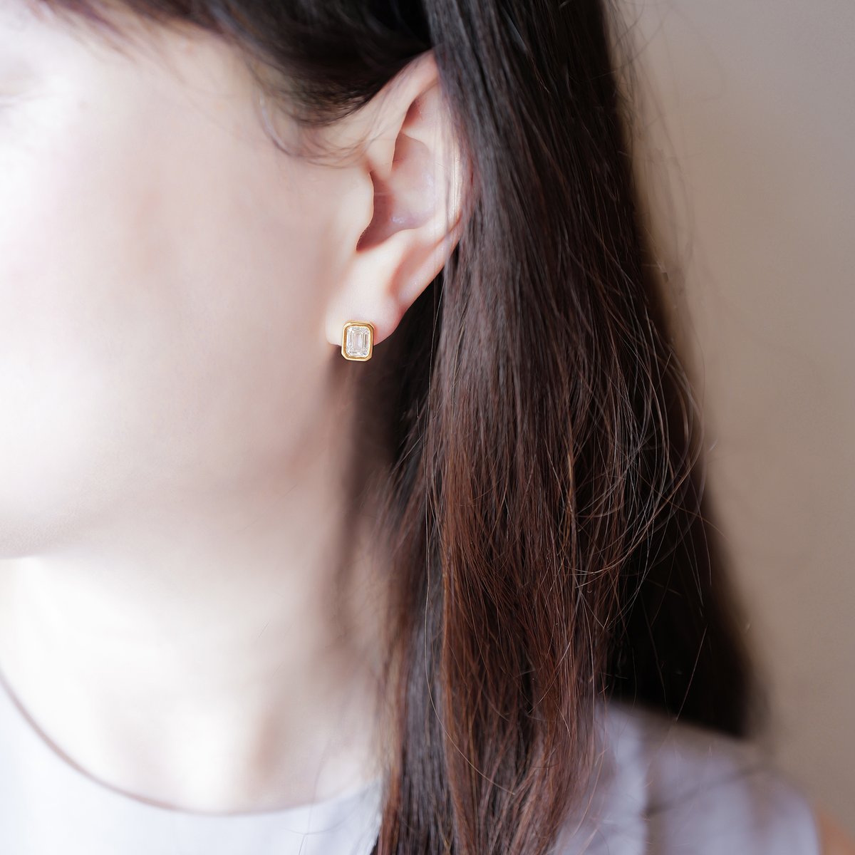 love_rings's tweet photo. エメラルドカット フレームスタッドピアス E0088-35

洗練されたエメラルドカットのストーンを、すっきりとした長方形のフレームで囲んだ、モダンで上品なスタッドピアス。
シャープなラインと透明感あふれる輝きが調和し、シンプルでありながら存在感のあるデザインに仕上げられています。
中央のエメラルドカットストーンは、ステップカットならではの奥行きのある輝きを放ち、周囲のなめらかなフレームがその美しさを引き立てます。ミニマルなフォルムの中にクラシカルな気品と現代的なセンスが共存し、どんな装いにも馴染む洗練された印象を演出します。
小ぶりながらも凛とした存在感があり、デイリーコーデからフォーマルなシーンまで幅広く活躍。流行に左右されないタイムレスなデザインで、長く愛用できる一品です。

仕様
モチーフサイズ：長さ8.5ｍｍ、幅6.5ｍｍ、厚み3.2ｍｍ

https://t.co/VQxrfR3Opc

#オーダーメイドジュエリー武田
#エメラルドカット
#ビアス
#フレームスタッズ