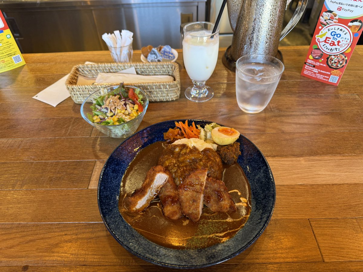 konmpv's tweet photo. 今日のランチはボンベイダックの日替わりカレーでカツカレー
スパイシーなルウにチーズもかかってる？
サラダにドリンク付きで950円
ボンベイダックって昔来たことあったか定かでないけど名前は知ってる。このお店は初来店だと思う。 https://t.co/30jtbVjkXa