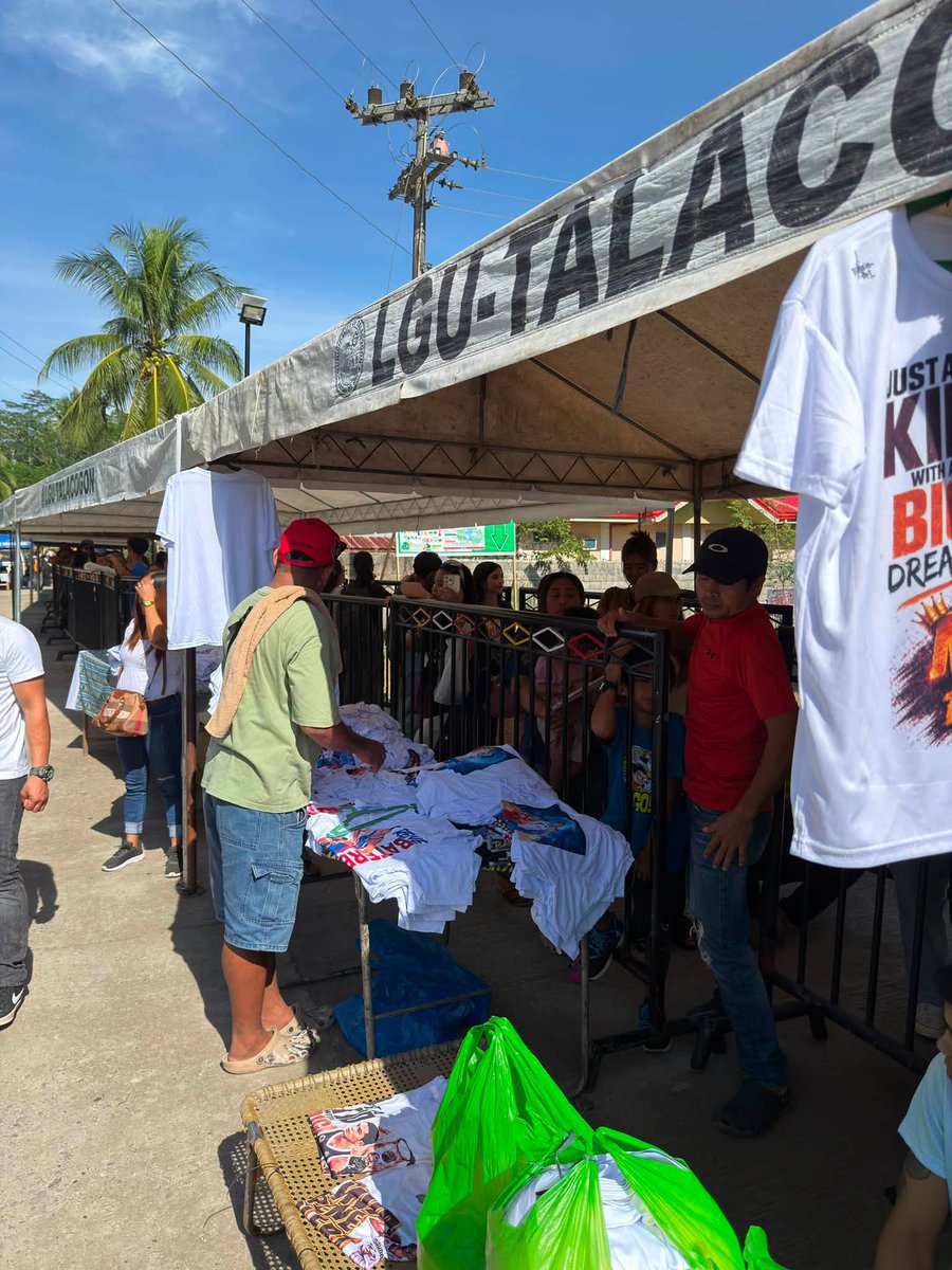 gmanews's tweet photo. FUNDRAISING FOR BOBET

Isa sa mga pinipilahan ngayon ng supporters ni Rene Baterbonia ang "Bobet Merch" o ang mga T-shirt na may mukha ni Rene at pirmado ng kaniyang mga magulang pati mga kapatid. 

Ginawa ito bilang bahagi ng fundraising efforts ng pamilya Baterbonia at para na rin sa fans na gusto ng memorabilia mula kay Rene. | via GMA Regional TV One Mindanao

Bisitahin ang https://t.co/KqDTBMbm15 para sa iba pang balita.