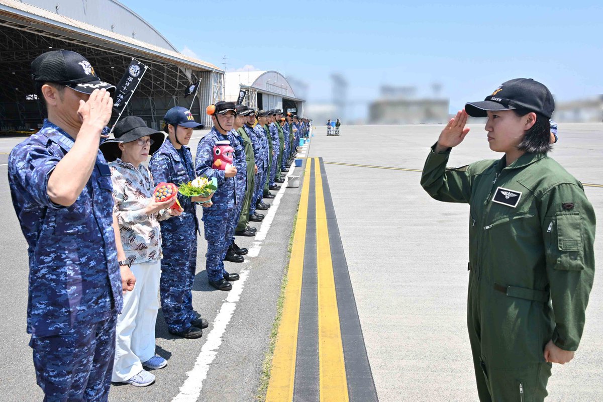 jmsdf_31aw's tweet photo. MCH-101航空士転換訓練を終え、ソロフライトを実施しました。仲間たちの祝福を受け、喜びと共に一段と身の引き締まる一日となりました。
#ソロフライト #海上自衛隊 #岩国航空基地 #カイジョウジエイ鯛 #第111航空隊 #航空士 https://t.co/aMYZxN7QvP