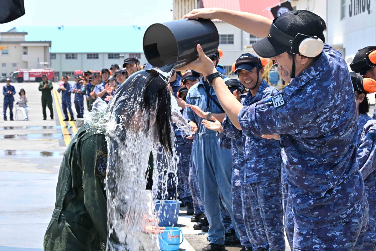 jmsdf_31aw's tweet photo. MCH-101航空士転換訓練を終え、ソロフライトを実施しました。仲間たちの祝福を受け、喜びと共に一段と身の引き締まる一日となりました。
#ソロフライト #海上自衛隊 #岩国航空基地 #カイジョウジエイ鯛 #第111航空隊 #航空士 https://t.co/aMYZxN7QvP