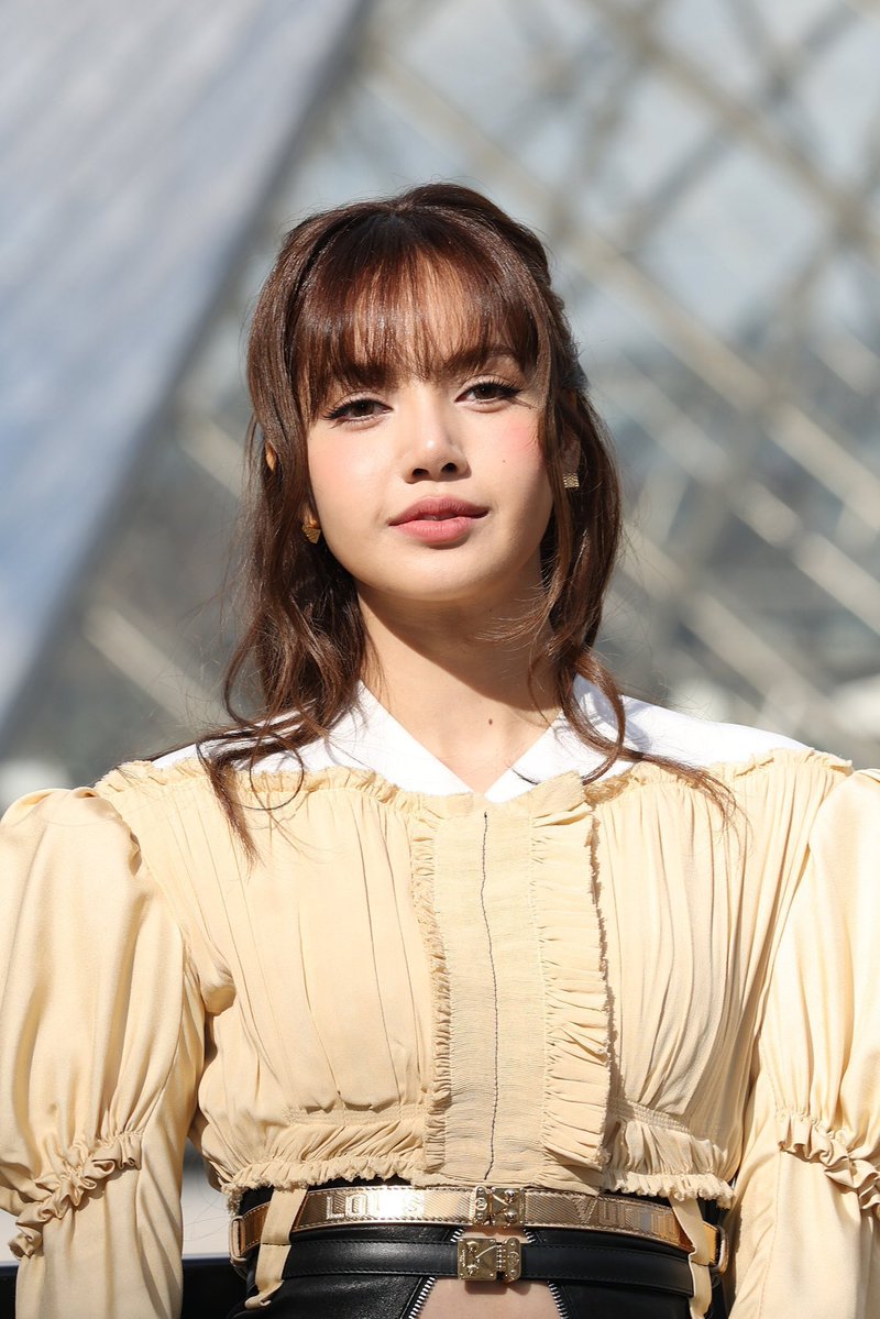 PopPlanet_'s tweet photo. Lisa Becomes the Highest-Paid K-Pop Idol on Instagram, With Estimated Earnings of $1.6 Million Per Post.

#LISA #리사 https://t.co/yA6AmK7h40