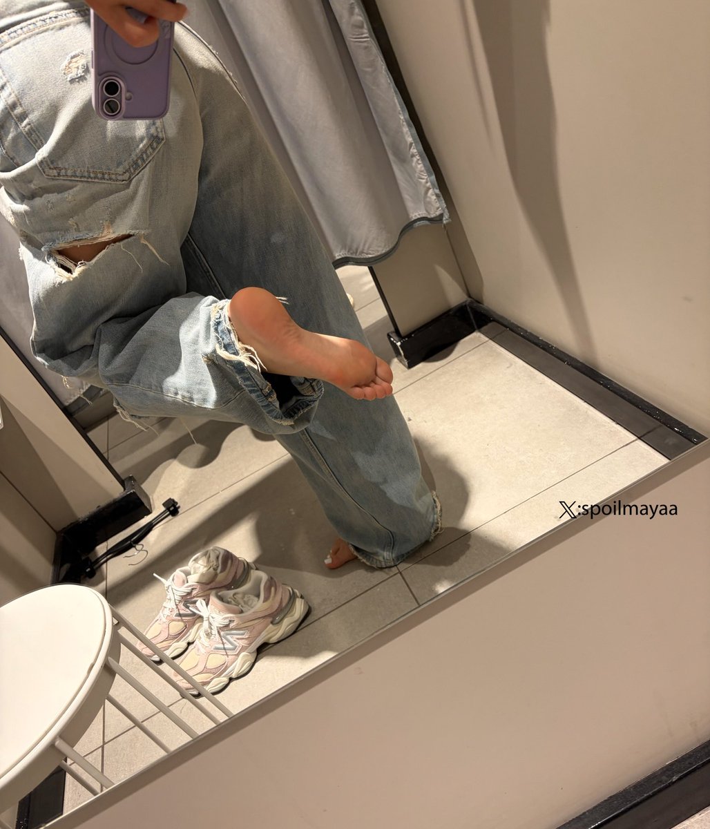 spoilmayaa's tweet photo. toes or soles? https://t.co/MM0CjO2IdT