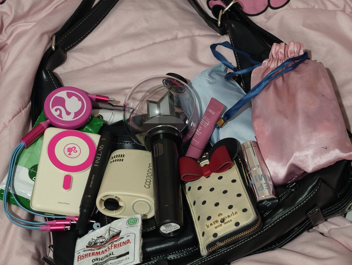 joonkoogi's tweet photo. Reka ulang isi tas konser Busan

1. Waist fan: cantolin di celana/rok. Badan + ketek adem tanpa menuhin tangan
2. LS
3. Powerbank + kabel 
4. Pouch make up: kalo bs ada sunscreen stick + SPF lipbalm
4. Stain pen: jaga2 klo ketumpahan saos pas jajan
5. Wipes
6. Permen
7. PARFUM https://t.co/DluZiSuQhY
