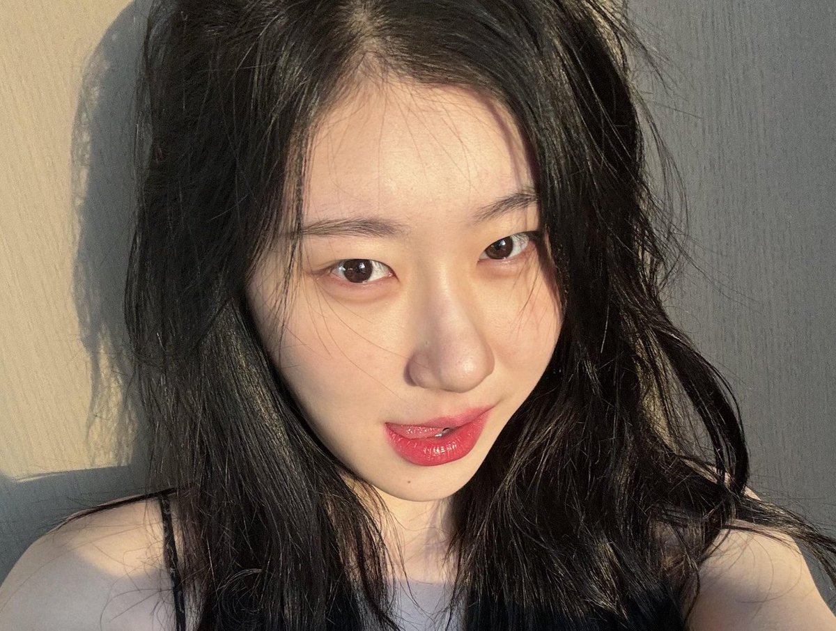 jisuology's tweet photo. this genre of chaeryeong selca https://t.co/t9EjNTD7rI