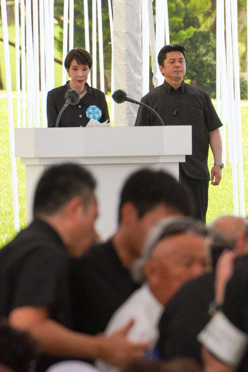 fufu0000fufu's tweet photo. #高市早苗
#沖縄全戦没者追悼式

高市のあいさつ中  「戦争反対」「9条守れ」と
たくさんの声があがった

これは  ヤジではない！
沖縄の心からの叫びである https://t.co/Op8cctSysD