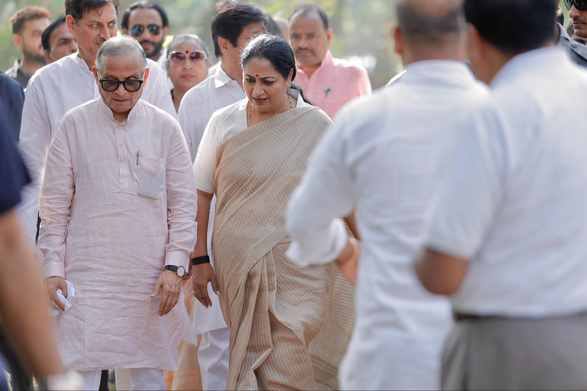 gupta_rekha's tweet photo. भारतीय जनसंघ के संस्थापक, प्रखर राष्ट्रवादी चिंतक एवं हम सभी के प्रेरणास्रोत श्रद्धेय डॉ. श्यामा प्रसाद मुखर्जी जी के बलिदान दिवस पर आज दिल्ली गेट स्थित डॉ. श्यामा प्रसाद मुखर्जी पार्क में उनकी प्रतिमा पर पुष्पांजलि अर्पित कर भावपूर्ण श्रद्धांजलि दी।

डॉ. मुखर्जी जी का जीवन राष्ट्र की एकता, अखंडता और सांस्कृतिक मूल्यों की रक्षा के लिए समर्पित रहा। भारत की अखंडता के लिए दिया गया उनका सर्वोच्च बलिदान राष्ट्र के प्रति उनकी अटूट निष्ठा और समर्पण का अमर प्रतीक है।

इस अवसर पर माननीय प्रदेश अध्यक्ष एवं केंद्रीय राज्य मंत्री श्री हर्ष मल्होत्रा जी के साथ पार्क में पौधारोपण भी किया। कार्यक्रम में वरिष्ठ पदाधिकारीगण, जनप्रतिनिधिगण एवं बड़ी संख्या में साथी कार्यकर्ताओं की उपस्थिति रही।

राष्ट्र की सेवा और समर्पण के अमर प्रतीक श्रद्धेय डॉ. श्यामा प्रसाद मुखर्जी जी को कोटि-कोटि नमन।

@hdmalhotra