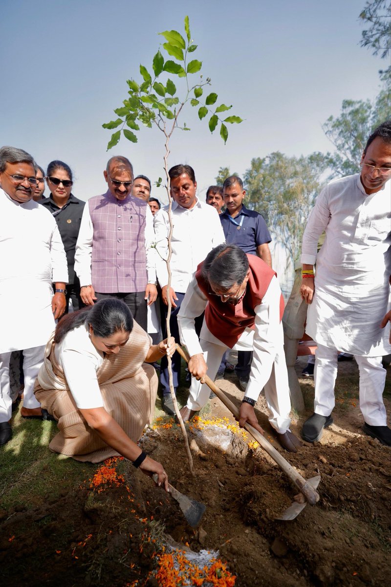 gupta_rekha's tweet photo. भारतीय जनसंघ के संस्थापक, प्रखर राष्ट्रवादी चिंतक एवं हम सभी के प्रेरणास्रोत श्रद्धेय डॉ. श्यामा प्रसाद मुखर्जी जी के बलिदान दिवस पर आज दिल्ली गेट स्थित डॉ. श्यामा प्रसाद मुखर्जी पार्क में उनकी प्रतिमा पर पुष्पांजलि अर्पित कर भावपूर्ण श्रद्धांजलि दी।

डॉ. मुखर्जी जी का जीवन राष्ट्र की एकता, अखंडता और सांस्कृतिक मूल्यों की रक्षा के लिए समर्पित रहा। भारत की अखंडता के लिए दिया गया उनका सर्वोच्च बलिदान राष्ट्र के प्रति उनकी अटूट निष्ठा और समर्पण का अमर प्रतीक है।

इस अवसर पर माननीय प्रदेश अध्यक्ष एवं केंद्रीय राज्य मंत्री श्री हर्ष मल्होत्रा जी के साथ पार्क में पौधारोपण भी किया। कार्यक्रम में वरिष्ठ पदाधिकारीगण, जनप्रतिनिधिगण एवं बड़ी संख्या में साथी कार्यकर्ताओं की उपस्थिति रही।

राष्ट्र की सेवा और समर्पण के अमर प्रतीक श्रद्धेय डॉ. श्यामा प्रसाद मुखर्जी जी को कोटि-कोटि नमन।

@hdmalhotra