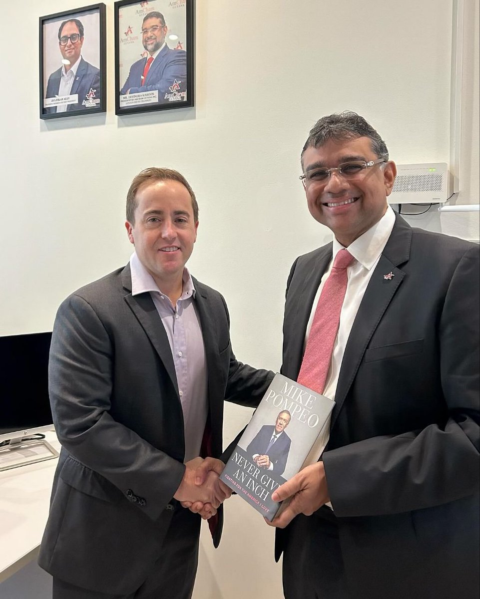 latablablog's tweet photo. #HallazgoLaTabla Jason Arceneaux entregó el libro del exsecretario de Estado Mike Pompeo, como su emisario personal, durante un evento empresarial en Guyana en febrero de 2024. 
En 2025 compró, por privatización, la metalmecánica IMPSA en Argentina. https://t.co/aiU7RQJbsD