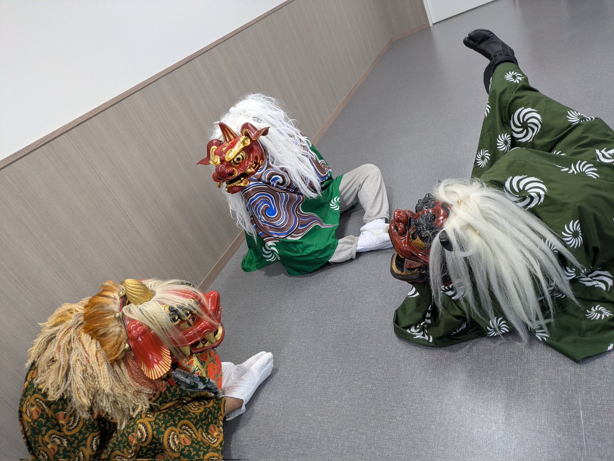 Shishimai445's tweet photo. 今月、私が講師を務める獅子舞基礎講座を、数名の生徒さんが無事修了されました。
獅子頭を扱う者の心構え、邪気を祓う様々な所作、動物らしく活き活きと見せるコツ…
毎月熱心に学んでいただき、私自身にも学びのある、濃い時間を共に過ごさせていただきました。

これからはそれぞれの道へ。さらなる高みを追求し鍛錬を続ける方、地元や所属団体で活躍される方など…
進む道はそれぞれですが、皆さんがこれからも舞い続けてくれること、そしてその舞に、お獅子様への愛と敬意が宿り続けることを願っております！

ししこの獅子舞基礎講座は、引き続き開講中。
https://t.co/FBjViKGc0N
この度、門戸を広げるべく申込フォームを新設いたしました。
ご興味のある方、どうぞお気軽にお問い合わせください！