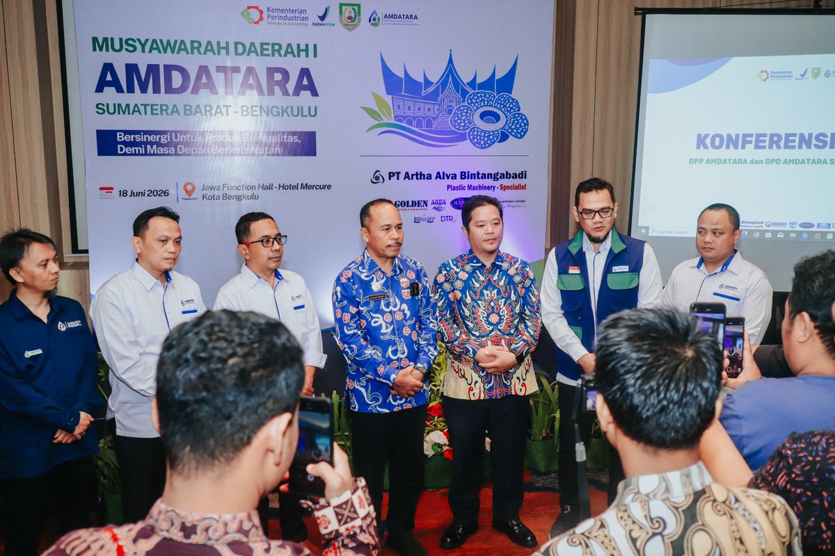 amdatara's tweet photo. Berangkat dari semangat kolaborasi, Musyawarah Daerah I AMDATARA Sumatera Barat–Bengkulu menjadi langkah bersama untuk memperkuat sinergi industri AMDK di tingkat daerah.

Melalui forum ini, AMDATARA terus mendorong hadirnya industri air minum dalam kemasan yang aman, berkualitas, berdaya saing, dan berkelanjutan dengan melibatkan pelaku usaha, pemerintah, akademisi, serta berbagai pemangku kepentingan.

Karena memastikan akses masyarakat terhadap air minum yang layak bukan hanya tentang industri, tetapi juga tentang tanggung jawab bersama untuk masa depan yang lebih baik.

#AMDATARA #AMDKIndonesia #IndustriBerkelanjutan #AirMinumBerkualitas #KolaborasiIndustri