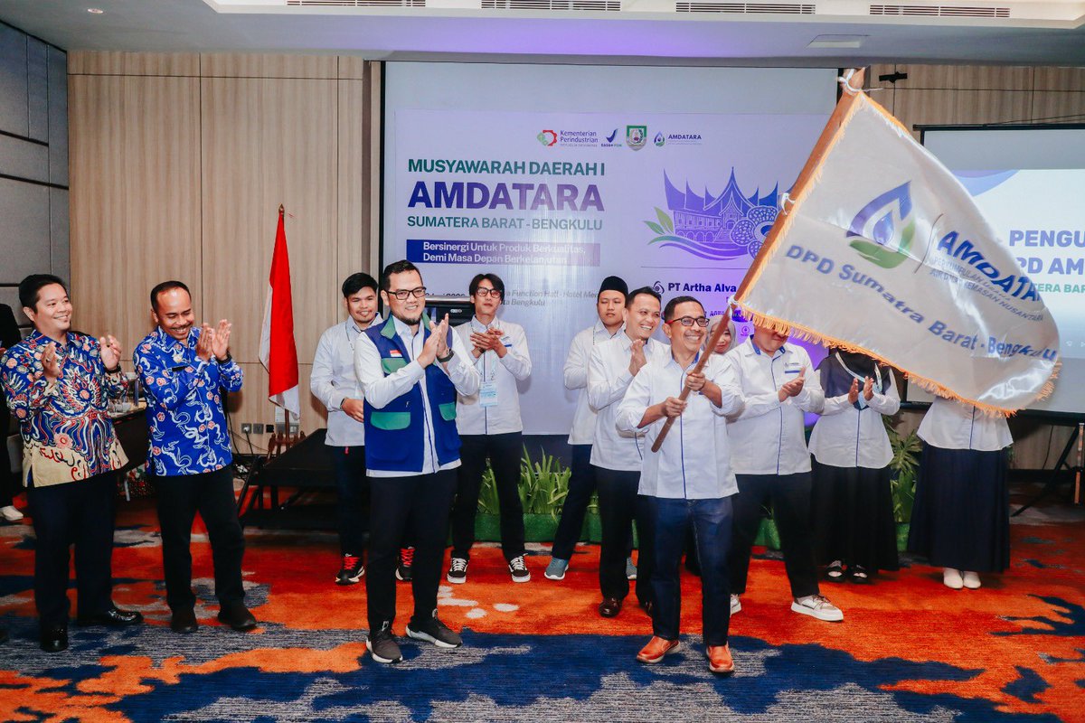 amdatara's tweet photo. Berangkat dari semangat kolaborasi, Musyawarah Daerah I AMDATARA Sumatera Barat–Bengkulu menjadi langkah bersama untuk memperkuat sinergi industri AMDK di tingkat daerah.

Melalui forum ini, AMDATARA terus mendorong hadirnya industri air minum dalam kemasan yang aman, berkualitas, berdaya saing, dan berkelanjutan dengan melibatkan pelaku usaha, pemerintah, akademisi, serta berbagai pemangku kepentingan.

Karena memastikan akses masyarakat terhadap air minum yang layak bukan hanya tentang industri, tetapi juga tentang tanggung jawab bersama untuk masa depan yang lebih baik.

#AMDATARA #AMDKIndonesia #IndustriBerkelanjutan #AirMinumBerkualitas #KolaborasiIndustri