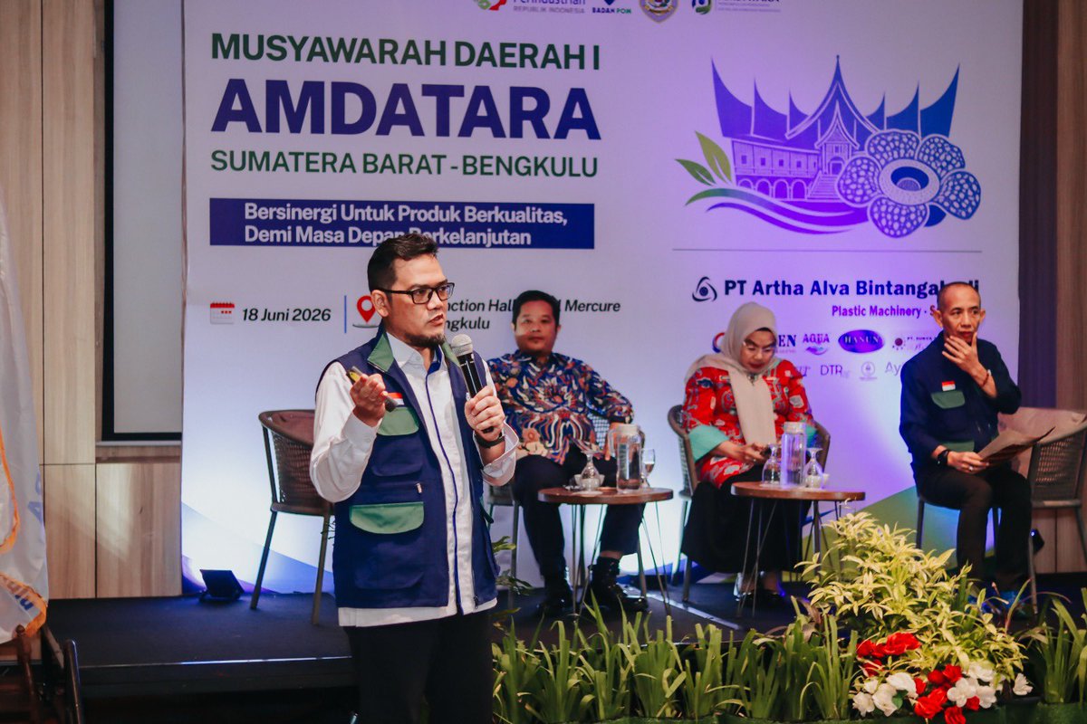 amdatara's tweet photo. Berangkat dari semangat kolaborasi, Musyawarah Daerah I AMDATARA Sumatera Barat–Bengkulu menjadi langkah bersama untuk memperkuat sinergi industri AMDK di tingkat daerah.

Melalui forum ini, AMDATARA terus mendorong hadirnya industri air minum dalam kemasan yang aman, berkualitas, berdaya saing, dan berkelanjutan dengan melibatkan pelaku usaha, pemerintah, akademisi, serta berbagai pemangku kepentingan.

Karena memastikan akses masyarakat terhadap air minum yang layak bukan hanya tentang industri, tetapi juga tentang tanggung jawab bersama untuk masa depan yang lebih baik.

#AMDATARA #AMDKIndonesia #IndustriBerkelanjutan #AirMinumBerkualitas #KolaborasiIndustri