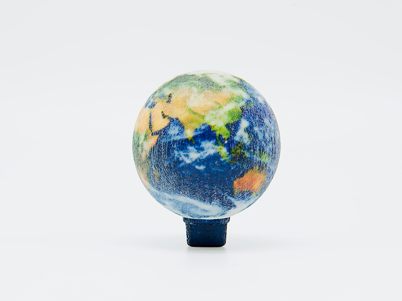 printplus_shop's tweet photo. こんプラス！
地球をモチーフにしたカップホールキャップの3Dフィギュアです🌎

高さは約3cm。
手のひらサイズながら存在感のある仕上がりです✨

ワールドカップも開催中⚽
世界中が熱く盛り上がるこの時期に、ぴったりのデザインかもしれませんね😇

本日もよろしくお願いいたします！
#3Dプリント https://t.co/qZ62BMNuqW