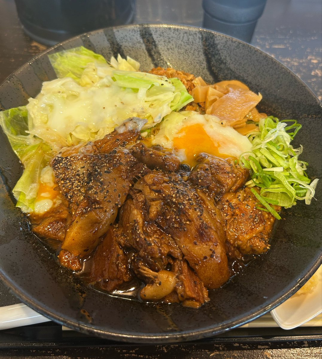 seint_fantasy's tweet photo. 心温食堂（神）
限定 豚トロガーリックまぜそば(味噌)
パンチ強くて美味い https://t.co/ObAowx43z7