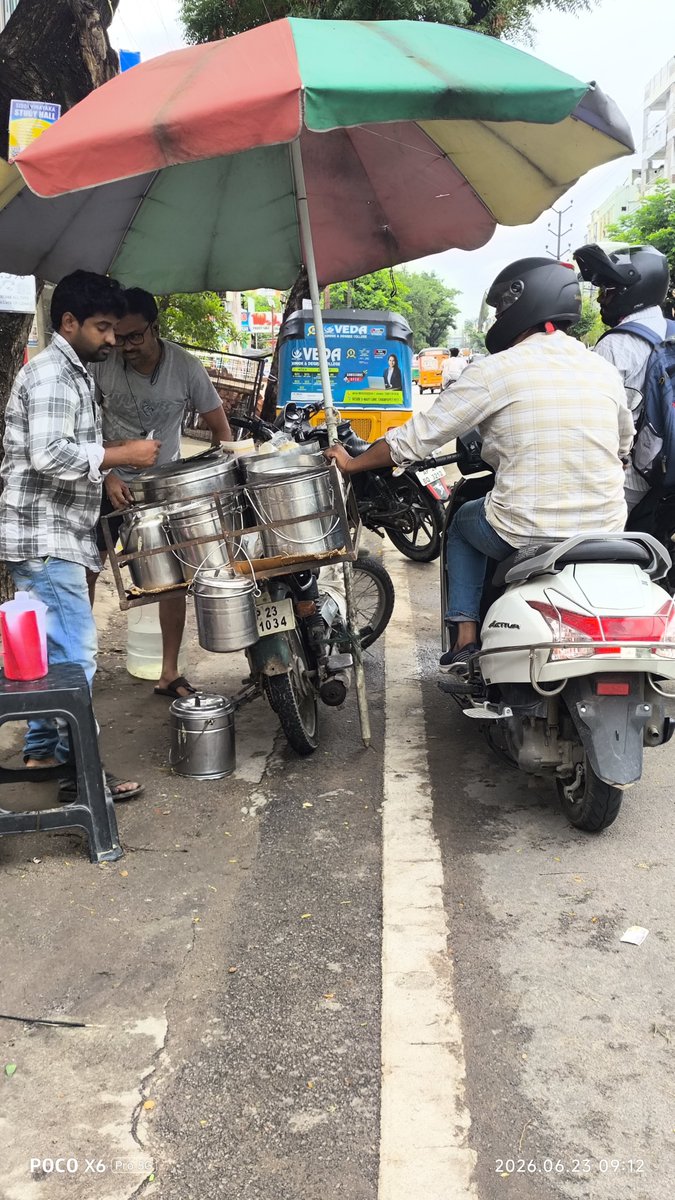 vajrasankalpi's tweet photo. మీరు తెలంగాణకు వచ్చి.. పచ్చళ్లు, కర్రీస్, టిఫిన్లు అమ్ముకోవచ్చు అంటూ కొంతమంది హేళనగా మాట్లాడొచ్చు. కానీ రోడ్డు పక్కన ఓ చిన్న బండిపై రుచికరమైన తిండి పెడుతూ, లక్షల మంది ఆకలి తీరుస్తున్న ఆ శ్రమజీవుల కష్టం ముందు ఆ మాటలు చాలా చిన్నవి!

ముఖ్యంగా గోదావరి జిల్లాల నుంచి వచ్చి ఇక్కడ వ్యాపారం చేసే వారి మాటల్లో ఆప్యాయత, ఒక్కోసారి చేతిలో డబ్బులు ల్లేకపోయినా కడుపు నింపే వారి పెద్ద మనసు నిజంగా గ్రేట్. కోడికూయకముందే లేచి శ్రమిస్తూ, హైదరాబాద్‌ లాంటి మహానగరంలో ఎంతోమందికి తక్కువ ఖర్చుతో నాణ్యమైన టిఫిన్లు అందిస్తున్న ఈ వందలాది కుటుంబాల చెమట చుక్కలకి.. ఆ తుప్పాస్ హేళనలు ఏమాత్రం సరితూగవు.

కష్టపడి బతికే ప్రతి ఒక్కరికీ సలాం! అది ఆంధ్రా అయినా.. తెలంగాణ అయినా, రాయలసీమ అయినా.! కష్టజీవుల మధ్య కూడా ప్రాంతీయ వాదాన్ని తీసుకొచ్చే కొంతమంది కోసమే ఈ నాలుగు మాటలు.