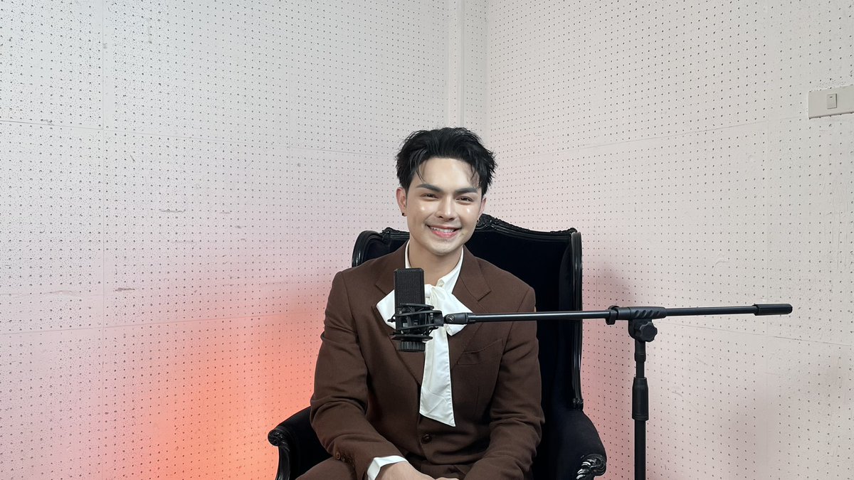 around_ent's tweet photo. แม่ยกเตรียมกรี๊ด!!“ศรราม น้ำเพชร” ฟิตหุ่นหนัก เตรียมอวดซิกซ์แพ็ก พร้อมเผยเรื่องลับครั้งแรก ! ก้อง ปิยะ จัดหนักใน “หลังก(ล้)อง”

#แบงค์ #แบงค์ศรราม #ศรรามน้ำเพชร #ก้องปิยะ 
#หลังกล้องEP9 #หลังกล้องpodcast #หลังกล้องpodcastEp10

อ่านข่าวเพิ่มเติม
📍https://t.co/oS4KCEcXPR

อยากรู้ว่าอาชีพนั้นคืออะไร ติดตามได้ในรายการ “หลังก(ล้)อง” วันพุธ ที่ 24 มิถุนายน นี้ เวลา 18:00 น. ที่ช่องทาง 🖥️ Youtube : OfficeDara (ออฟฟิศดารา) https://t.co/Uo4liuPYgS เท่านั้น !
