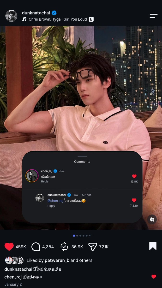 tivaranpp's tweet photo. #จุงดัง #JoongDunk

((( lu pernah gak nanya hal ini ke temen lu???? )))

🐻‍❄️ caption :
"Tahun Baru bersama orang yang sama."

🐶 komen :
"kamu udah bosen belum?" (maksudnya bosen gak sama archen mulu)

🐻‍❄️ bales komennya archen :
"siapa juga yang akan bosen? 🥴" (gak mungkin bosen kalo sama archen)

// pertanyaan yang sering bgt dipikirkan dan ditanyakan oleh orang pacaran. "kamu bosen gak sama aku???" asdgfhjklkgsga gila emg 😭😭