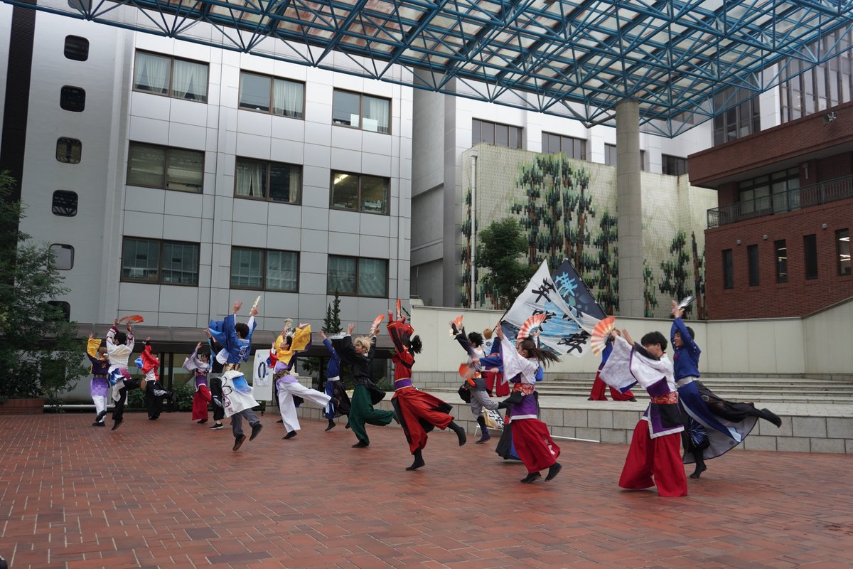 sojo_univ's tweet photo. ╭━━━━━━━━━━╮
 美井展が始まりました🎤
╰━━ⅴ━━━━━━━╯

今週前半は、
ロック研究部の迫力ある演奏と、
よさこい部の華やかな演舞🎸🪭

昼休みのキャンパスを
盛り上げてくれました✨ https://t.co/oYQclpcR5q