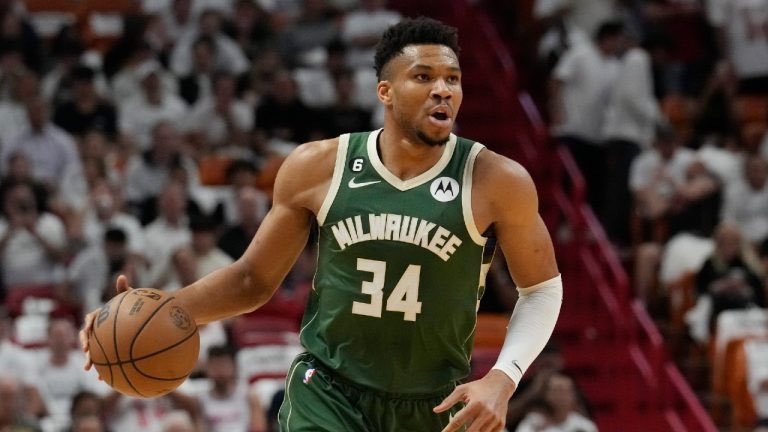 UnknownPlayerX_'s tweet photo. El juego estrellas de los Milwaukee bucks Giannis Antetokounmpo a sido cambiados a los Miami Heat

Miami recibe:

— Giannis Antetokounmpo
— Bobby Portis

Milwaukee recibe:

— Tyler Herro
— Kel’el Ware
— Jaime Jaquez
— Kasparas Jakucionis
— 3 primeras rondas de Miami (2026, 2029, 2031)
— 1 swap de 1ra ronda
— 1 2da ronda