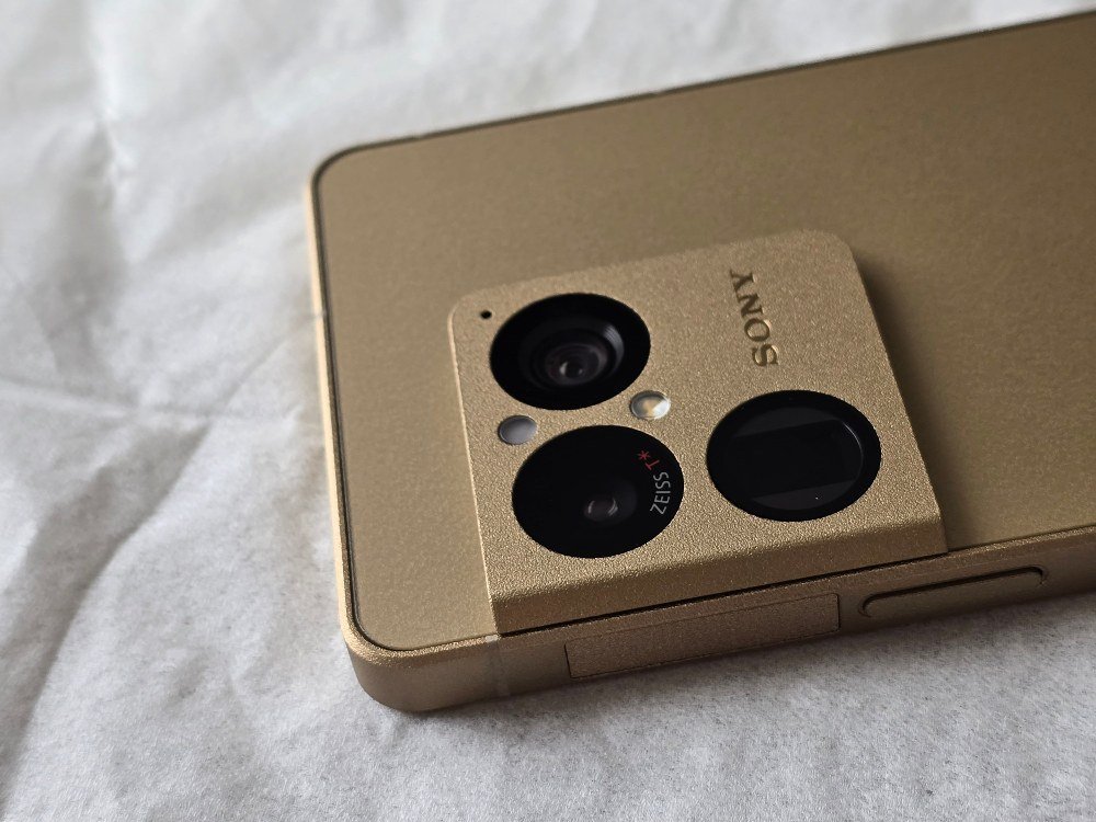 netatank's tweet photo. Xperia 1 Viiiって、ドアップで見るとかっこいい！
ヤスリみたいなの斬新。相手が削れそうだがｗ

Xperia 1 Viii 一週間使用レビュー！
https://t.co/KKEV7UZy6C https://t.co/DThdhd9ZmL
