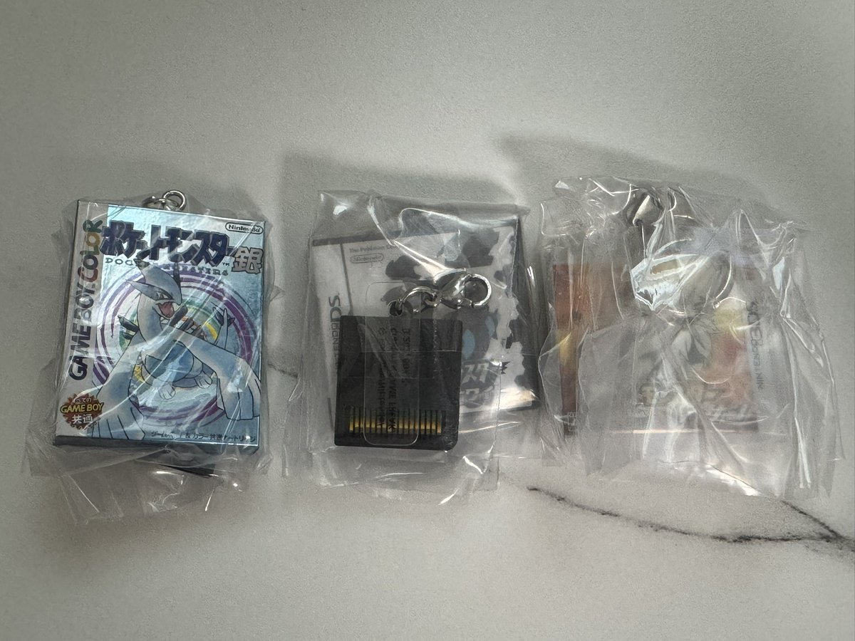 kaosmaru's tweet photo. 【交換】ポケモン パッケージ&amp;ゲームカードキーホルダー

求（添付黒丸）→赤、ダイヤモンド、ブラック

譲（添付実物写真）→銀、ホワイト、サン

決め切りたい為お時間頂く可能性がございます。お気軽にお声がけ下さい。
よろしくお願い致します。 https://t.co/a7Q3dbOw4b
