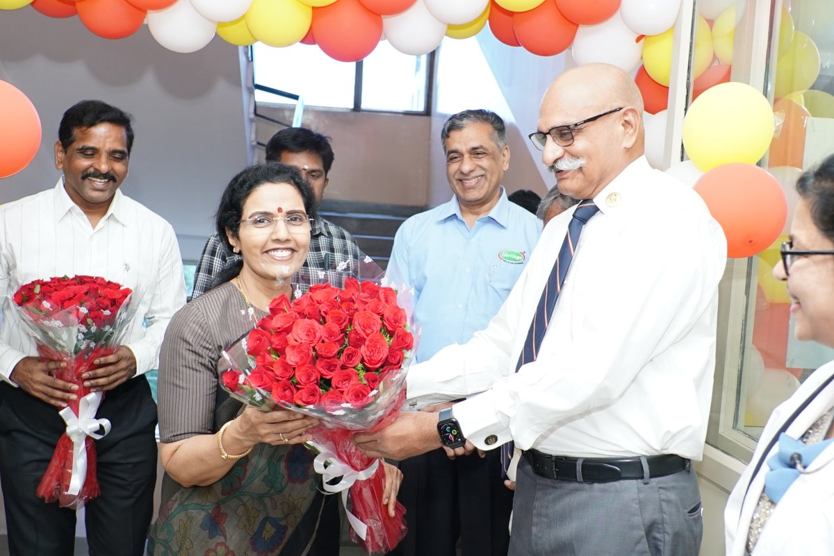 ntrtrust's tweet photo. ఎన్టీఆర్ మెమోరియల్ ట్రస్ట్ @ManagingTrustee శ్రీమతి నారా భువనేశ్వరి గారి పుట్టినరోజు వేడుకలను ట్రస్ట్ ఆధ్వర్యంలో ఘనంగా  నిర్వహించడం జరిగింది. ఈ సందర్భంగా మేనేజింగ్ ట్రస్టీ భువనేశ్వరి గారు తలసేమియా చిన్నారులతో కలిసి కేక్ కట్ చేసి, వారికి చాక్లెట్లు, గిఫ్ట్ హ్యాంపర్లను పంపిణీ చేశారు. అనంతరం చిన్నారులతో కలిసి భోజనం చేసి, వారితో ఆప్యాయంగా ముచ్చటించారు. ఈ కార్యక్రమంలో ఎన్టీఆర్ మెమోరియల్ ట్రస్ట్ సీఈవో కె. రాజేంద్రకుమార్ (ఐపీఎస్ రిటైర్డ్), సీవోవో అడుసుపల్లె గోపి గారు, ఎన్టీఆర్ ట్రస్ట్ సిబ్బంది పాల్గొన్నారు.

#NaraBhuvaneswari #NTRTrust #ThalassemiaAwareness #ThalassemiaCare #ServiceToSociety #HealthcareForAll #CareWithCompassion #HopeAndCare #ChildWelfare #HumanityFirst