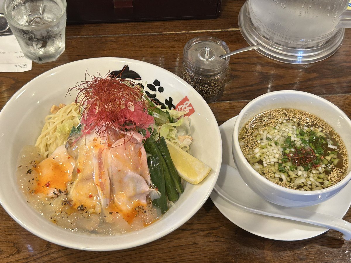 petajine's tweet photo. 昼あご。

☑️爽辛つけ麺
☑️大盛

これ、この店の限定の中で1、２を争うくらい好きなんだけど、あんま食べてる人見た事ないのよね。みんなもっと食べてほしい。

あと基本的にサイン置いてない店の中、SUSURUのサイン飾られてて笑う。
#あごすけ
#べんぞー生誕祭 https://t.co/p2oGz5pAqB