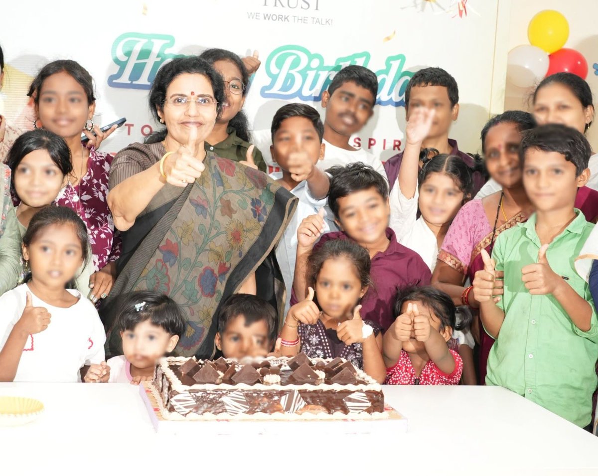 ntrtrust's tweet photo. ఎన్టీఆర్ మెమోరియల్ ట్రస్ట్ @ManagingTrustee శ్రీమతి నారా భువనేశ్వరి గారి పుట్టినరోజు వేడుకలను ట్రస్ట్ ఆధ్వర్యంలో ఘనంగా  నిర్వహించడం జరిగింది. ఈ సందర్భంగా మేనేజింగ్ ట్రస్టీ భువనేశ్వరి గారు తలసేమియా చిన్నారులతో కలిసి కేక్ కట్ చేసి, వారికి చాక్లెట్లు, గిఫ్ట్ హ్యాంపర్లను పంపిణీ చేశారు. అనంతరం చిన్నారులతో కలిసి భోజనం చేసి, వారితో ఆప్యాయంగా ముచ్చటించారు. ఈ కార్యక్రమంలో ఎన్టీఆర్ మెమోరియల్ ట్రస్ట్ సీఈవో కె. రాజేంద్రకుమార్ (ఐపీఎస్ రిటైర్డ్), సీవోవో అడుసుపల్లె గోపి గారు, ఎన్టీఆర్ ట్రస్ట్ సిబ్బంది పాల్గొన్నారు.

#NaraBhuvaneswari #NTRTrust #ThalassemiaAwareness #ThalassemiaCare #ServiceToSociety #HealthcareForAll #CareWithCompassion #HopeAndCare #ChildWelfare #HumanityFirst