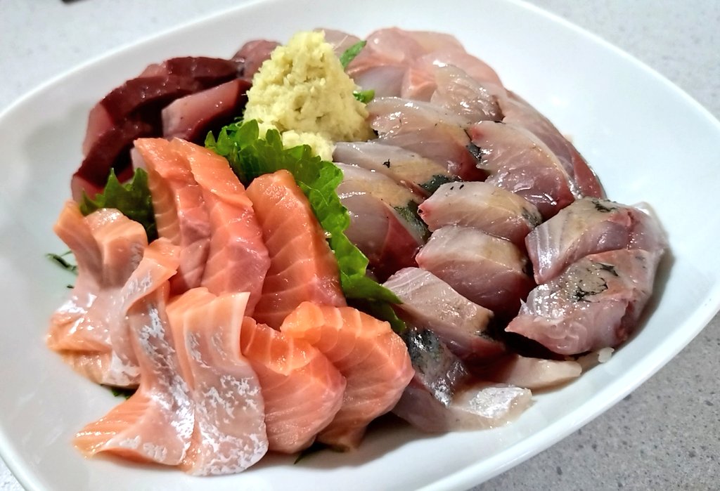 今日のお昼は豪華に手作り海鮮丼と刺身の盛り合わせ😁👍✨ キンメに