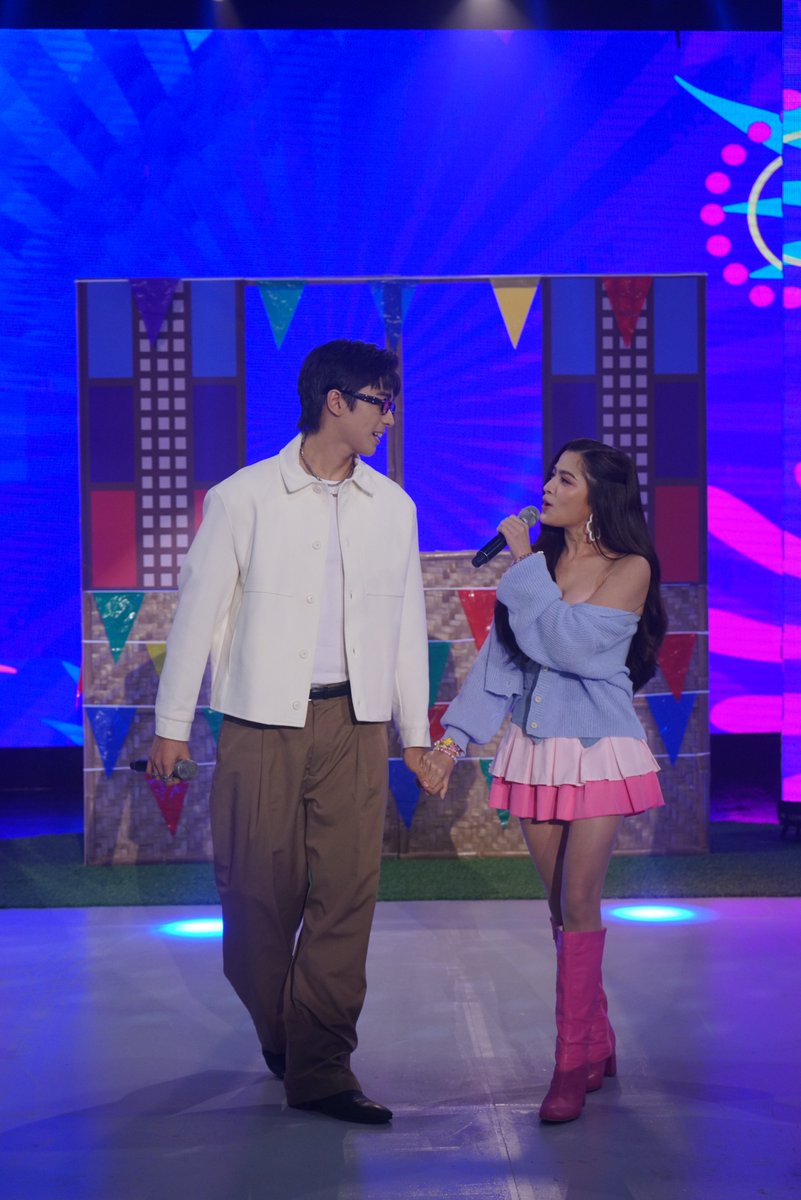 itsShowtimeNa's tweet photo. Kilig feels with the cast of The Chambermaid's Daughter, Gelo and Alexa 🫰🏻

#ShowtimeLarongWitty #BGYO
WATCH #ItsShowtime LIVE: 
https://t.co/Gs3IAXU5tb https://t.co/hjb5jhrdpn