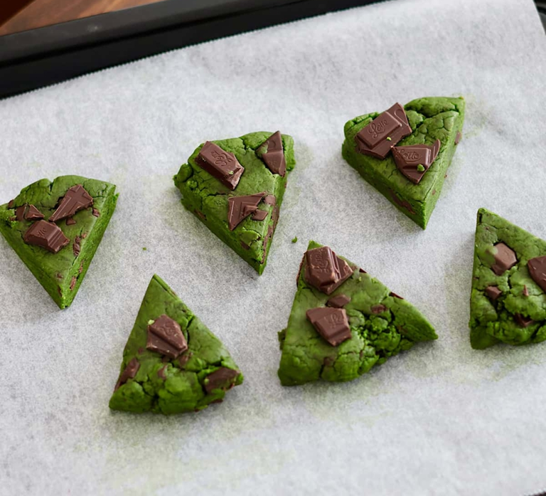 foodistnote's tweet photo. ホットケーキミックスで手軽に「抹茶スコーン」を作りませんか？ホットケーキミックス／抹茶パウダー／牛乳／サラダ油／チョコレート、のたった5つの材料で作れます。チョコ以外の材料を混ぜ、チョコを割り入れて成形し、170℃のオーブンで10～15分焼くだけです。バター不要で超簡単に作れます。 https://t.co/tRm5uFO6gM