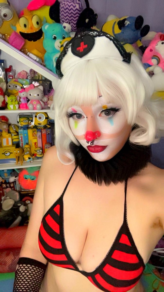DaddyFern26's tweet photo. throw back to this look! 
you know you want to worship this clown https://t.co/QTcRZB7g9S