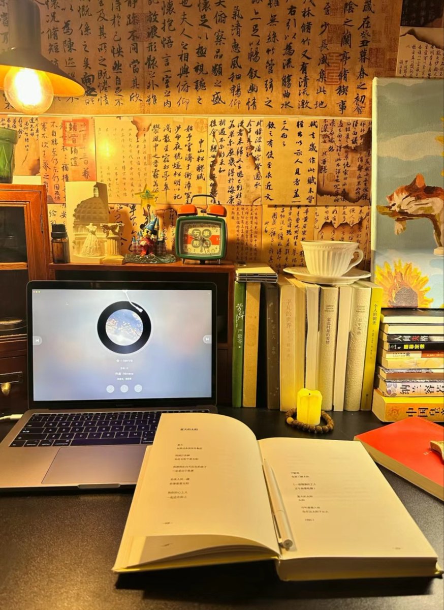 ReuxnDi's tweet photo. Late night at the office, my desk lamp’s the only star tonight — fueling on instant noodles and pending reports https://t.co/SJ6MU8Elw5