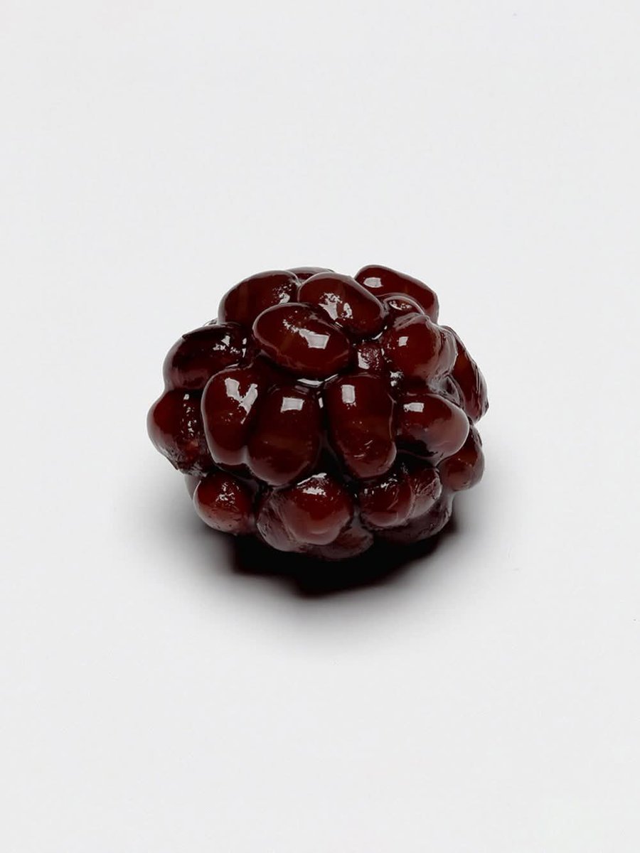 _furyudo_'s tweet photo. 今月の生菓子をご案内いたします。
＜7月6日まで＞

「水遊び」(外郎製、白こし餡)
水の中で涼やかに遊ぶ金魚の可愛らしさを表現致しました。
金魚は羊羹で表しています。

「小倉」(かのこ、黒こし餡)
丁寧に蜜漬けした小倉豆を鹿の背に見立て、
黒こし餡を包んだ弊堂定番の品です。

#風流堂 #松江 https://t.co/jPqG0kYu4Q