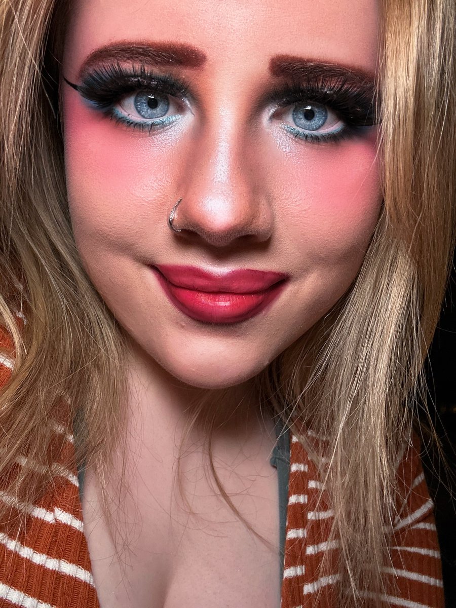 turney_sophia's tweet photo. โ๐Feeling cute, might overline later ๐โ
โจA little glam never hurt.โ ๐This look deserved a moment.โs #Selfie #SoftGlam #BlueEyes #LashesOnPoint #Confidence #FeelingCute #GlowUp https://t.co/cnFh78Md0F