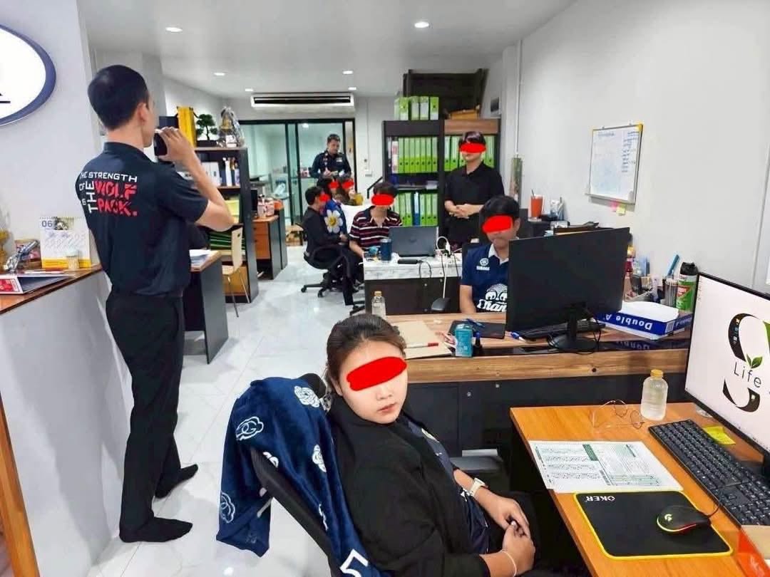 ThaiEnquirer's tweet photo. Raid uncovers alleged local government exam-rigging network

Police and anti-corruption investigators raided a house in Nonthaburi and uncovered an alleged network that manipulated local government recruitment exam results in exchange for bribes.

The raid uncovered 18 computers, digital storage devices, candidate lists and copies of answer sheets from about 3,000 examinees. Investigators said around 2,000 answer sheets had already been altered. Authorities said the network charged 350,000 baht for general positions and up to 700,000-800,000 baht for highly competitive posts. The recruitment drive covered 87 job categories and 6,669 positions nationwide.

Investigators said the scheme involved obtaining copies of answer sheets, identifying incorrect answers and altering scores to match lists of paying candidates. More than 9,000 answer sheets were found during the investigation. Ten suspects, all state officials, have been identified. Authorities said some candidates who benefited from the scheme may have already been appointed to government positions and could lose their jobs if wrongdoing is confirmed.

The case emerged after unsuccessful candidates complained about being unable to access their exam scores, prompting an investigation by the National Anti-Corruption Commission (NACC) and the police Anti-Corruption Division. Prime Minister and Interior Minister Anutin Charnvirakul said authorities would take the strongest possible action. Investigators estimate the damage at 4.5 billion baht.

#Thailand #โกงสอบท้องถิ่น