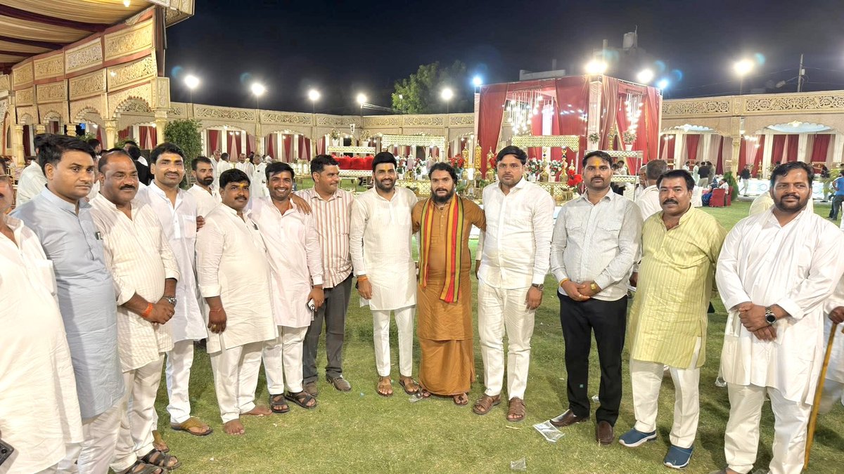 PatelLalendra's tweet photo. 📍ग्वालियर में गोवरकलां के सरपंच राजा भईया गुर्जर जी एवं पटेल परिवार खोदूपुरा के यहाँ #वैवाहिक_कार्यक्रम में स्नेहीजन एवं मित्रजनों से भेंट हुई। https://t.co/pCIDLXSUun