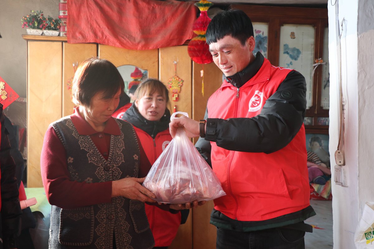 SabirAliyev1997's tweet photo. Spent the morning sorting 200+ warm winter coats for unhoused neighbors—small hands, big hearts ， https://t.co/uzcewZU2ul