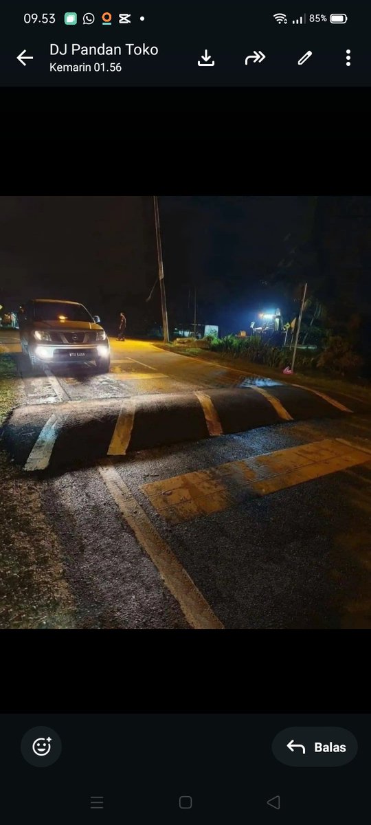 Del_Paijo's tweet photo. Bukan Parcok namanya kalo gak sogok menyogok. Lu mau masuk Parcok bayar,  lu mau jd Kapolcoy di daerah "basah" lu hrs bayar. Lu mau jd Dir, Kasat, Kanit yg peluang cuannya besar, lu harus bayar jg. Klo udh bisa beli posisi, lu tetep harus setoran ke atas spy gak dimutasi.
Skrg demi Dapur MBG mereka tetep jalan, mereka nyogok Mahasiswa, MEMALUKAN!!

Polisi Tidur                  Listyo Sigit Nongkrong