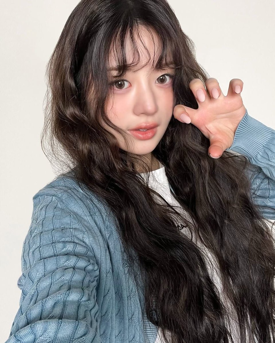 minjujjoong's tweet photo. 냥이 포즈😽 https://t.co/vS5W7BehqK