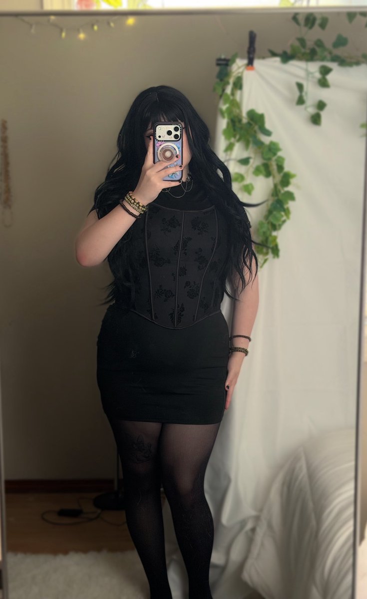 angelfeyx's tweet photo. are you into 160+lb goth women? https://t.co/T9Ee3hACtq