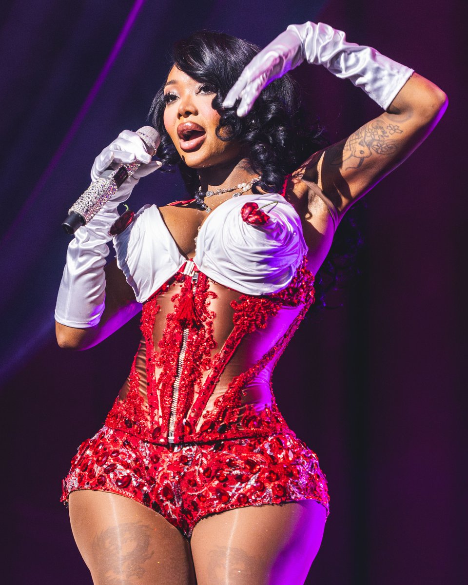 TMobileArena's tweet photo. Done with the games, ready for the show. @IAMSUMMERWALKER brings the Still Finally Over It Tour to T-Mobile Arena this Friday, June 26 🤍 Get your tickets now! 

🎟️ https://t.co/Z9zNsxvDzF
📸: Jacob Giampa https://t.co/Yk1SHl3r2r