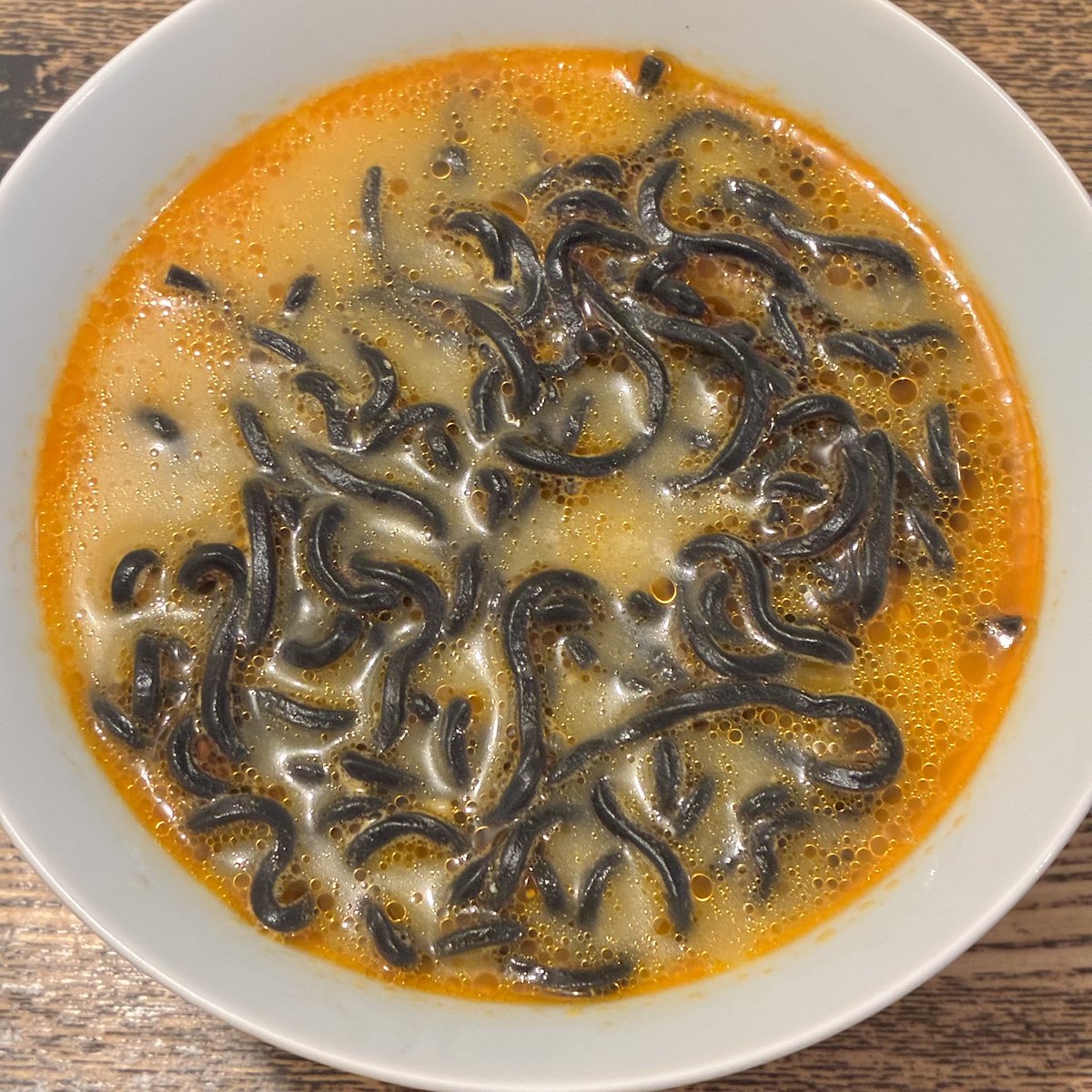 misodaru's tweet photo. 昼はジャンクに素ラーメンは北海道江別のマルナカ製「炭ラーメン」。文字通り炭を練り込んだ漆黒の麺は6分半茹でで尚プリプリと力強さが残る熟成乾燥麺、独特さを超えておいしいです。スープはさすがに黒く無く、辛味噌の味わい深い旨味たっぷりのものでラー油(ごま油)が効いてます。 https://t.co/5d6DDeXiCN