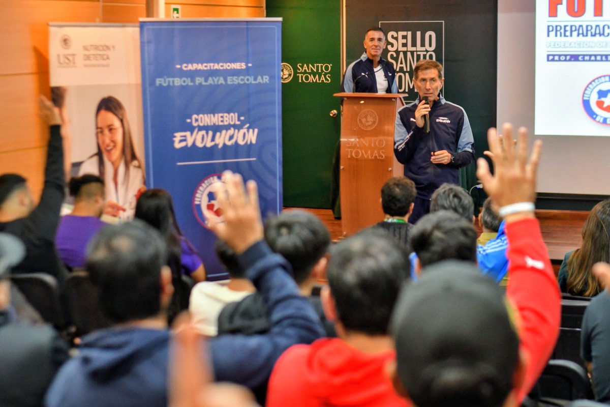 TvHospicio's tweet photo. Conmebol impulsa certificación de Fútbol Playa junto a Santo Tomás
Iquique
 La instancia buscó fortalecer la formación de quienes fortalecerán esta disciplina desde
el ámbito escolar, contribuyendo a posicionar a Iquique como referente de esta práctica.
Durante los días 18 y 19 de junio, Santo Tomás Iquique fue sede de la certificación gratuita
“Iniciación y Fundamentos Básicos en el Fútbol Playa”, instancia liderada por Conmebol Evolución
y la Federación de Fútbol de Chile, dirigida a profesores de establecimientos educacionales,
entrenadores de la liga local y estudiantes vinculados al área deportiva.
La actividad, que contó con la participación de la carrera de Nutrición y Dietética de la Universidad
Santo Tomás, tuvo como propósito entregar herramientas formativas a quienes serán parte del
próximo Torneo Escolar de Fútbol Playa, iniciativa impulsada por el Instituto Nacional de Deportes
en el sector sur de Playa Cavancha.
Durante ambas jornadas, las y los asistentes participaron en sesiones teóricas y prácticas
orientadas a la enseñanza, planificación y desarrollo del Fútbol Playa en contextos escolares y
comunitarios. Al respecto, el instructor Carlos Juárez destacó que “esta certificación abordó
aspectos técnicos, tácticos y metodológicos básicos, considerando las características propias de
esta disciplina y su potencial como herramienta formativa”.
Por su parte, el rector de sede Iquique, Roberto Varas, valoró el desarrollo de la actividad en la
sede, señalando que “para nuestra institución es muy significativo abrir espacios a iniciativas que
promueven el deporte, la formación integral y la vida saludable. Valoramos profundamente estas
alianzas, que contribuyen al desarrollo regional y al bienestar de nuestras comunidades”.
Iquique como capital del Fútbol Playa
Para el docente de la carrera de Nutrición y Dietética UST y parte del cuerpo técnico de la
selección chilena de la disciplina de arena, Diego Gómez, Iquique reúne condiciones únicas para
proyectarse como capital nacional del Fútbol Playa.
“Las condiciones geográficas y climáticas de nuestra ciudad la transforman en un lugar clave para
el desarrollo de esta práctica. Ejemplo de ello es que la selección nacional que representó a Chile
en el Mundial de Seychelles 2025 estuvo integrada mayoritariamente por iquiqueños, entre ellos
el goleador y egresado tomasino Diego San Martín”, señaló.
Gómez agregó que el crecimiento de esta disciplina requiere comenzar desde edades tempranas.
“Para que el Fútbol Playa siga creciendo a nivel local y nacional, es fundamental impulsarlo desde
la etapa escolar, entregando herramientas a quienes forman a los futuros deportistas”, sostuvo.
De esta manera, la certificación no solo aportó a la masificación de la disciplina en Tarapacá, sino
que también reforzó el compromiso institucional de Santo Tomás Iquique con la vida saludable, la
formación integral y el desarrollo de actores clave para las futuras generaciones deportivas.