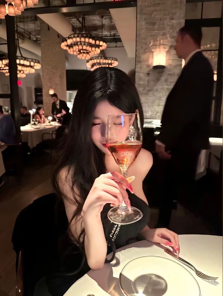 hinako_0521_'s tweet photo. ワイングラスでちょっと顔隠して撮るのも可愛い🤍 https://t.co/6TIToW4K9n