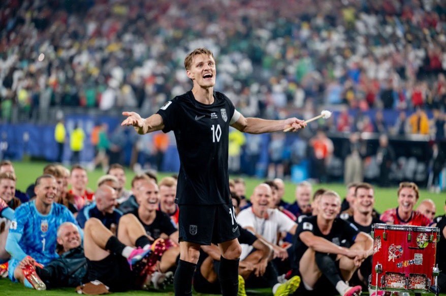 pitchimperfecta's tweet photo. #martinødegaard on the drums for #Norway #WorldCup https://t.co/lKxTi7qBcl